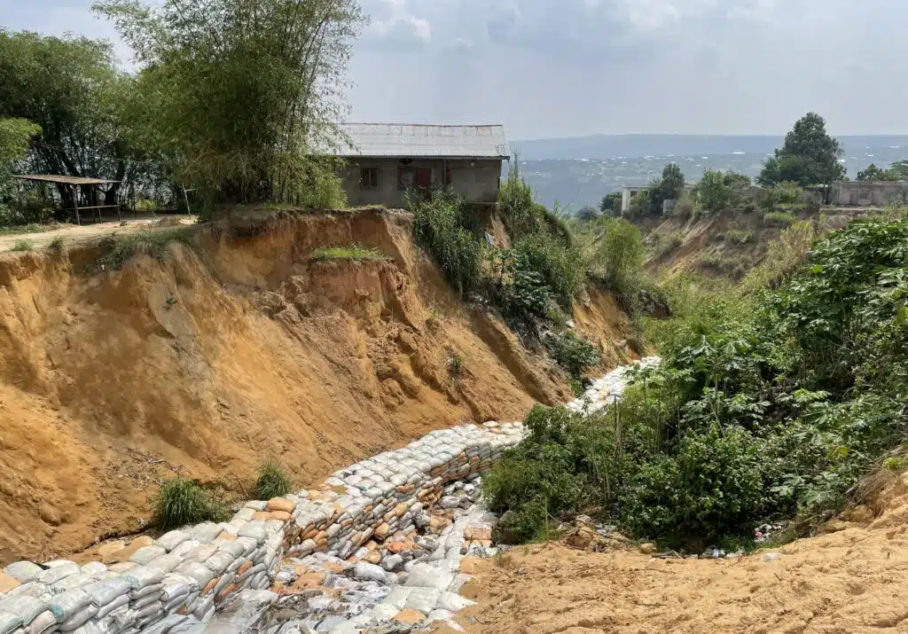 Severe soil erosion and gullying in Brazzaville, demonstrating JBA’s expertise in hazard and risk modelling to address climate-related risks | JBA Global Resilience.